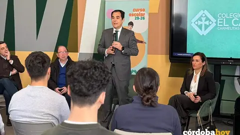 El consejero de Justicia, Administraci&oacute;n Local y Funci&oacute;n P&uacute;blica de la Junta de Andaluc&iacute;a, Jos&eacute; Antonio Nieto, durante la charla con los alumnos de primero de Bachillerato del colegio privado El Carmen FOTO JUNTA DE ANDALUC&Iacute;A