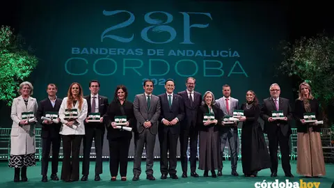 Foto de familia del acto de entrega de Banderas de Andaluc&iacute;a en C&oacute;rdoba FOTO JUNTA DE ANDALUC&Iacute;A
