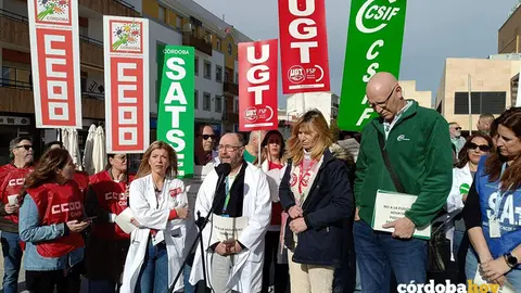 Protesta sindical a las puertas del Hospital de Pozoblanco contra la fusi&oacute;n laboral con el Hospital de Pe&ntilde;arroya FOTO CCOO