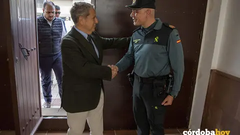 Salvador Fuentes, en el cuartel de la Guardia Civil de Adamuz FOTO DIPUTACI&Oacute;N DE C&Oacute;RDOBA