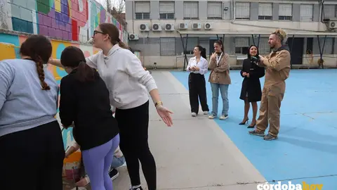 La Delegaci&oacute;n de Juventud del Ayuntamiento de C&oacute;rdoba impulsa la creaci&oacute;n de un mural por la paz en el patio del CES Ram&oacute;n y Cajal, una iniciativa enmarcada en las XIII Jornadas por la Paz del Distrito Sur FOTO AYUNTAMIENTO DE C&Oacute;RDOBA
