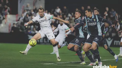 Un momento del partido entre la AD Ceuta y el C&oacute;rdoba CF FOTO AD CEUTA