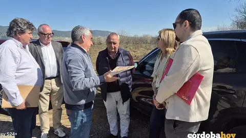 La Subdelegada del Gobierno y el m&aacute;ximo responsable de la Confederaci&oacute;n Hidrogr&aacute;fica del Guadalquivir en C&oacute;rdoba visitan Villarrubia para interesarse por las inundaciones en el distrito FOTO CONSEJO DE DISTRITO VILL&Ntilde;RRUBIA
Villarrubia, 26