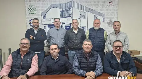 Jos&eacute; Mar&iacute;a Jim&eacute;nez (segundo por la izquierda, delante), con el resto de miembros de la nueva junta directiva de los taxistas cordobeses FOTO AUTACOR