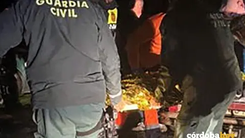 La Guardia Civil con la colaboraci&oacute;n de la Polic&iacute;a Local rescata a un hombre tras sufrir una ca&iacute;da en su finca del t&eacute;rmino municipal cordob&eacute;s de Adamuz, concretamente en el paraje de la Serrezuela Baja FOTO GUARDIA CIVIL
