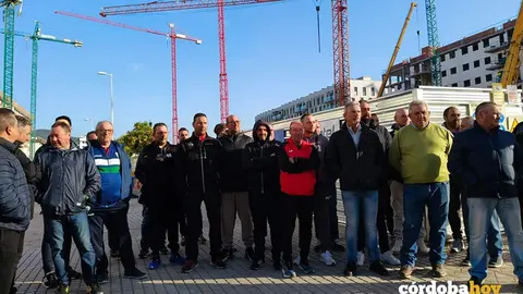 Los sindicatos destacan el paro total de las gr&uacute;as de la construcci&oacute;n en C&oacute;rdoba por el plus de dedicaci&oacute;n FOTO CCOO