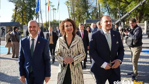 La vicepresidenta primera del Gobierno y ministra de Hacienda, Mar&iacute;a Jes&uacute;s Montero, a su llegada al Parlamento de Andaluc&iacute;a junto a los alcaldes de Grazalema y Adamuz FOTO MAR&Iacute;A JOS&Eacute; L&Oacute;PEZ / EUROPA PRESS