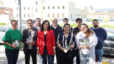 La secretaria general del PSOE de C&oacute;rdoba, Rafi Cresp&iacute;n, en el reparto informativo en el barrio de Levante con motivo del 28-F FOTO PSOE
- PSOE C&Oacute;RDOBA