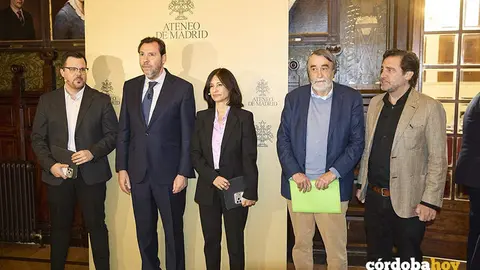 El ministro de Transportes y Movilidad Sostenible, &Oacute;scar Puente, y los periodistas, Pedro Garc&iacute;a Cuartango, Lola Garc&iacute;a y Guillermo Lera, durante un desayuno informativo, en el Ateneo de Madrid FOTO JES&Uacute;S HELL&Iacute;N / EUROPA PRESS