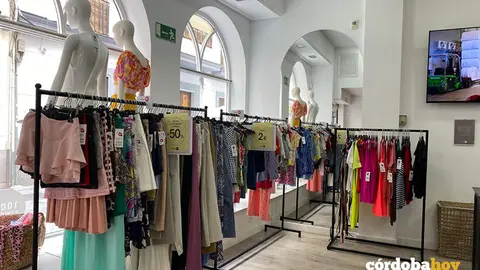 Intrior de la tienda de ropa de segunda mano Moda re- de Solemccor en C&oacute;rdoba FOTO SOLEMCCOR
