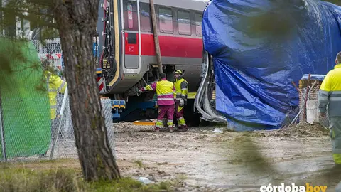 Trabajadores realizan tareas de retirada de los vagones en el punto de las v&iacute;as donde tuvo lugar el accidente de trenes de Adamuz, en una imagen. de archivo FOTO GUILLERMO MORALES / EUROPA PRESS