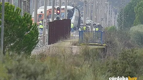 Trabajos de rescate de los convoyes de trenes accidentados en la zona del suceso en Adamuz el pasado 22 de enero de 2026 FOTO FRANCISCO J. OLMO / EUROPA PRESS