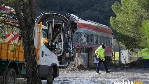 Trabajadores realizan tareas de retirada de los vagones en el punto de las v&iacute;as donde tuvo lugar el accidente de trenes de Adamuz, en una imagen de archivo FOTO GUILLERMO MORALES / EUROPA PRESS