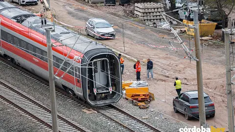 Trabajadores realizan tareas de retirada de los vagores en el punto de las v&iacute;as donde tuvo lugar el accidente de trenes de Adamuz FOTO GUILLERMO MORALES / EUROPA PRESS
