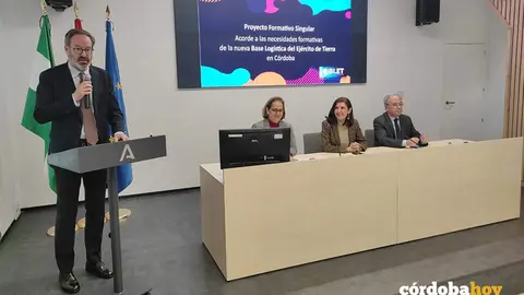 Adolfo Molina interviene, observado por Roc&iacute;o Blanco, sentada entre Blanca Torrent y Antonio D&iacute;az FOTO EUROPA PRESS