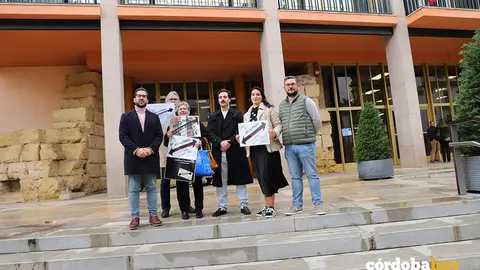 Jurado (tercero por la derecha), entre representantes vecinales de Las Moreras y ediles de Hacemos C&oacute;rdoba, ante el Ayuntamiento de la ciudad FOTO POR ANDALUC&Iacute;A