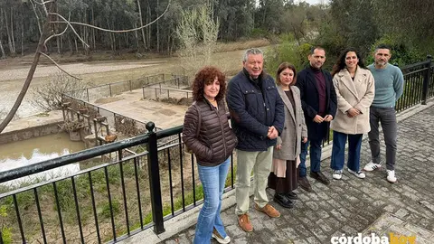 Representantes de IU junto al r&iacute;o Genil a su paso por Palma del R&iacute;o FOTO IU