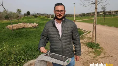El concejal de Hacemos C&oacute;rdoba Iv&aacute;n Fern&aacute;ndez en una de las fuentes sin funcionar del Parque de Levante FOTO HACEMOS C&Oacute;RDOBA