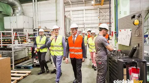 El consejero de Industria, Energ&iacute;a y Minas, Jorge Paradela, y el alcalde de C&oacute;rdoba, Jos&eacute; Mar&iacute;a Bellido, durante una visita a la planta de Hitachi Energy, en una imagen de archivo FOTO PP