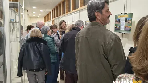 Visitantes a la exposici&oacute;n del centro c&iacute;vico Poniente Sur FOTO AV LOS CALIFAS