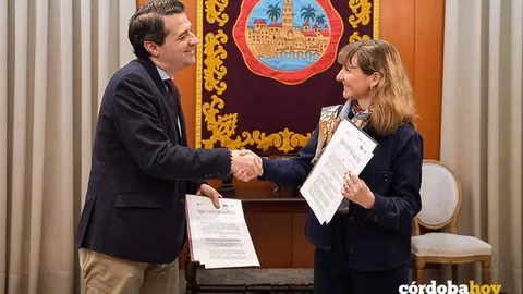 Jos&eacute; Mar&iacute;a Bellido y Amandine Thomas-Commin, en el acuerdo entre Ayuntamiento y Ouigo FOTO RAFA MELLADO SENIOR