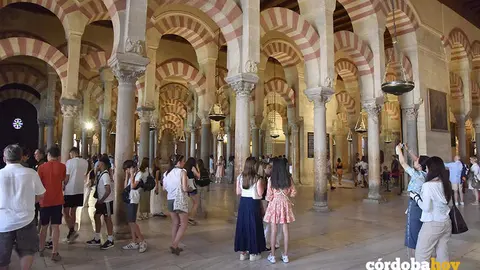 Turistas en el interior de la Mezquita de C&oacute;rdoba, en una imagen de archivo FOTO CABILDO CATEDRAL DE C&Oacute;RDOBA