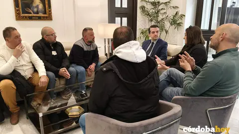 El alcalde, Jos&eacute; Mar&iacute;a Bellido, se re&uacute;ne con representantes de los gruistas cordobeses FOTO AYUNTAMIENTO DE C&Oacute;RDOBA