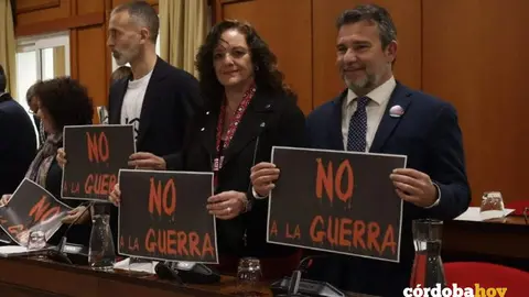 Joaqu&iacute;n Dobladez (derecha), junto a Isabel Bernal y &Aacute;ngel Ortiz en el Pleno de hoy FOTO RAFA MELLADO SENIOR