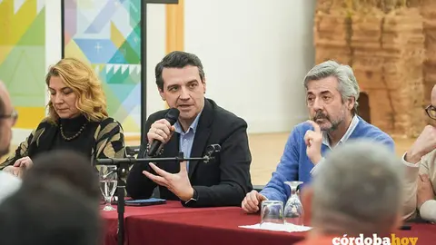 Encuentro entre el Ayuntamiento, Aqua Vetus y vecindad de la zona en el centro c&iacute;vico Vallehermoso FOTO AYUNTAMIENTO DE C&Oacute;RDOBA