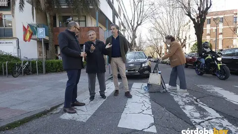 Bernardo Jordano (izquierda) Y Juan Gregorio (centro) en la zona de Cruz de Ju&aacute;rez FOTO AYUNTAMIENTO DE C&Oacute;RDOBA