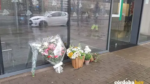 Imagen de archivo de flores en la puerta de la estaci&oacute;n de trenes de Huelva en memoria de los fallecidos en el accidente ferroviario de Adamuz FORO EUROPA PRESS