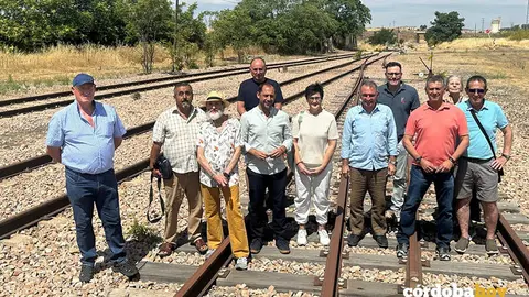 Responsables de IU, con Enrique Santiago y Sebasti&aacute;n P&eacute;rez, en uno de los tramos de la l&iacute;nea ferroviaria C&oacute;rdoba-Almorch&oacute;n FOTO IU