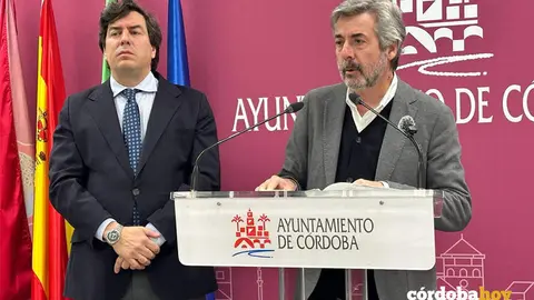 El portavoz del gobierno local en el Ayuntamiento de C&oacute;rdoba, Miguel &Aacute;ngel Torrico, junto al concejal de Seguridad, Jes&uacute;s Coca (izquierda) FOTO RAFA MELLADO SENIOR