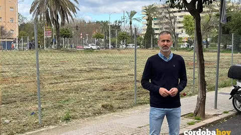 &Aacute;ngel Ortiz ante el solar que en su d&iacute;a ocup&oacute; el Pabell&oacute;n de la Juventud FOTO PSOE