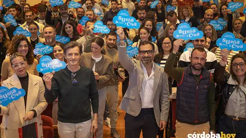 F&eacute;lix Romero (centro) con los beneficiados del programa Sue&ntilde;a y Crea del Iprodeco FOTO DIPUTACI&Oacute;N DE C&Oacute;RDOBA