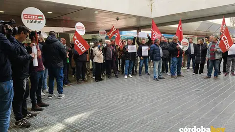 Los gruistas se concentran ante la sede de Construcor para reclamarle que negocie, tras 13 d&iacute;as en huelga FOTO CCOO