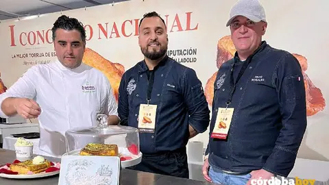 Los representantes de Taberna La Viuda, en el concurso a la mejor torrija de Valladolid FOTO GRUPO ROSALES