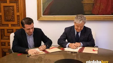 Jos&eacute; Mar&iacute;a Bellido y Salvador Fuentes en la firma del convenio para la cesi&oacute;n al Ayuntamiento de la Huerta de las Caballerizas Reales FOTO DIPUTACI&Oacute;N DE C&Oacute;RDOBA