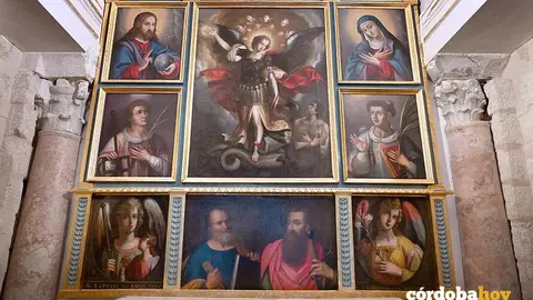 Detalle del retablo reci&eacute;n restaurado de la capilla de San Miguel en la Mezquita-Catedral FOTO CABILDO