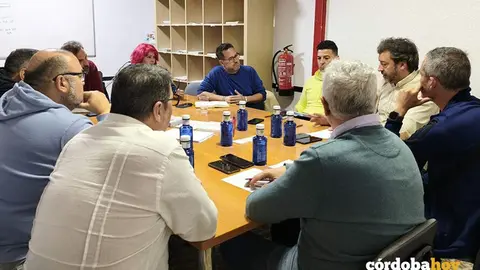 El portavoz de Adelante Andaluc&iacute;a, Jos&eacute; Ignacio Garc&iacute;a (centro), en su reuni&oacute;n con CCOO y USO para abordar la situaci&oacute;n en Hitachi FOTO ADELANTE ANDALUC&Iacute;A