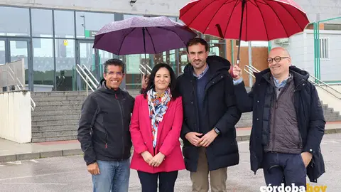 Rafi Cresp&iacute;n junto a Isaac Reyes (a su derecha) ante la estaci&oacute;n del AVE de Villanueva de C&oacute;rdoba FOTO PSOE