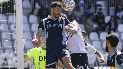 Jacobo disputa un bal&oacute;n a&eacute;reo en uno de los 15 saques de esquina del C&oacute;rdoba CF ante el Burgos FOTO C&Oacute;RDOBA CF