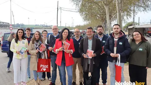 La secretaria general del PSOE de C&oacute;rdoba y diputada por la provincia en el Congreso, Rafi Cresp&iacute;n, en el mercadillo de El Arenal FOTO PSOE DE C&Oacute;RDOBA