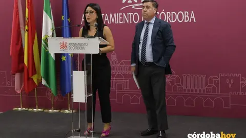 La teniente de alcalde, Cintia Bustos, y el delegado de Infraestructuras, Miguel Ruiz Madruga, en rueda de prensa FOTO AYUNTAMIENTO DE C&Oacute;RDOBA