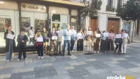 Concentraci&oacute;n de comerciantes de La Juder&iacute;a y San Basilio ante el Ayuntamiento FOTO LA JUDER&Iacute;A EXISTE