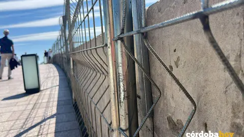 Vallado puesto este a&ntilde;o en el Puente Romano de C&oacute;rdoba por la Semana Santa FOTO NODO CORDUBA