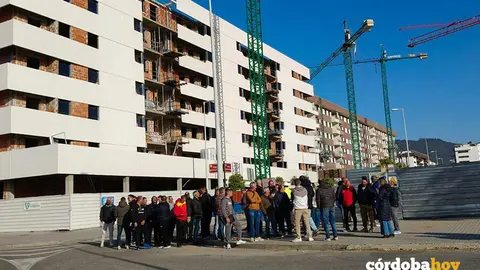 Gruistas en huelga concentrados junto a las obras de varios edificios en C&oacute;rdoba FOTO CCOO