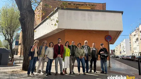 Miembros de IU ante el antiguo Cine C&oacute;rdoba del Distrito Sur FOTO IU