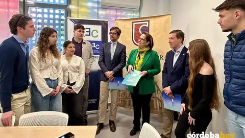 La presidenta del Imdeec, Blanca Torrent, y el delegado territorial de Desarrollo Educativo y Formaci&oacute;n Profesional de la Junta de Andaluc&iacute;a, Diego Cop&eacute;, acompa&ntilde;ados por el director del IES Luis de G&oacute;ngora, Fernando Merlo, visitan al alumnado FOTO IMDEEC