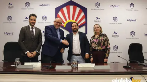 Manuel Torralbo y Felipe Molina, junto a representantes de la Facultad de Veterinaria FOTO UCO